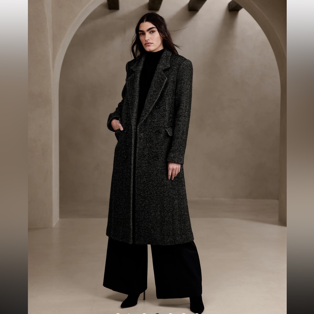 Brand new banana republic CORTAZAR HERRINGBONE COAT size large.